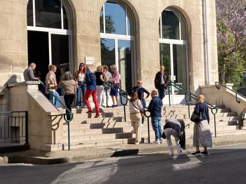 groupe de bénévoles sur les marches