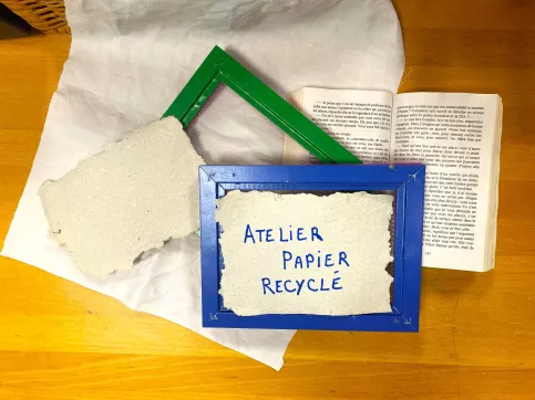 des cadres un livre et une feuille de papier recyclé