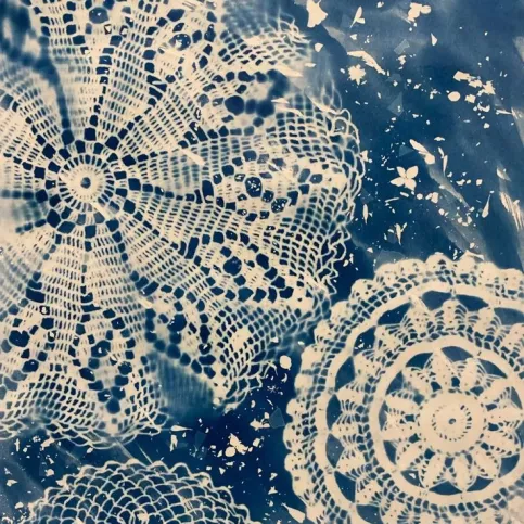 un exemple de cyanotype fait à partir de napperons