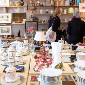 un table avec des objets entreposés dans une boutique