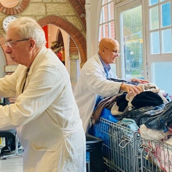 deux bénévoles qui trient des vêtements