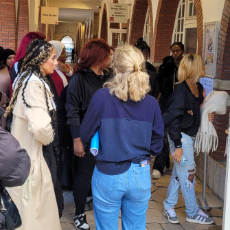 groupe de jeunes devant la Ressourcerie