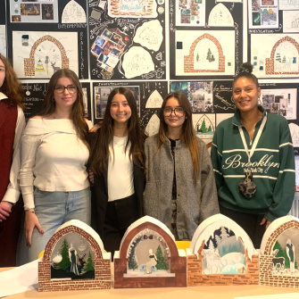 photo de jeunes devant leurs maquettes