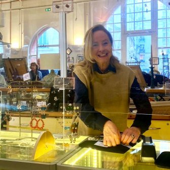 bénévole qui vend des bijoux