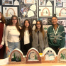 photo de jeunes devant leurs maquettes