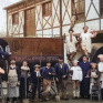 Photo des premiers apprentis d'Auteuil avec la charrette de l'Abbée Roussel