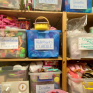 des caisses en plastiques empilées contenant des jouets